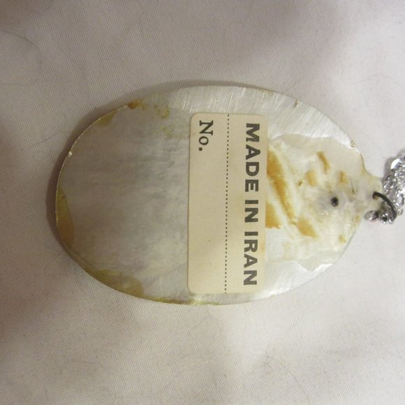 ALUMINUM CHAIN W/LARGE SHELL PENDANT HAND PAINTED OF PEOPLE PLAYING POLO 30'S-40 - Picture 5 of 5